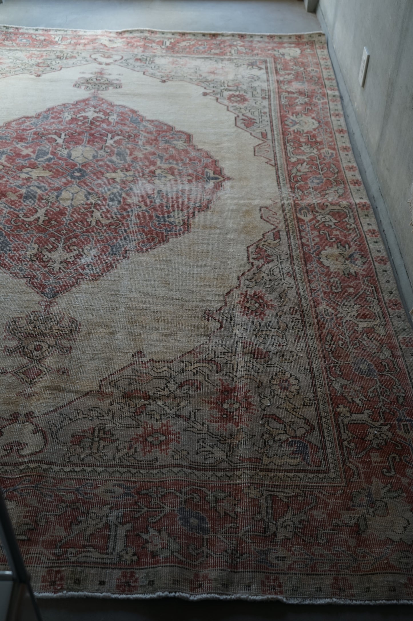 TURKEY OLD ISPARTA PINK BEIGE MEDALLION 1970年代 265 × 194 cm No.TR25213