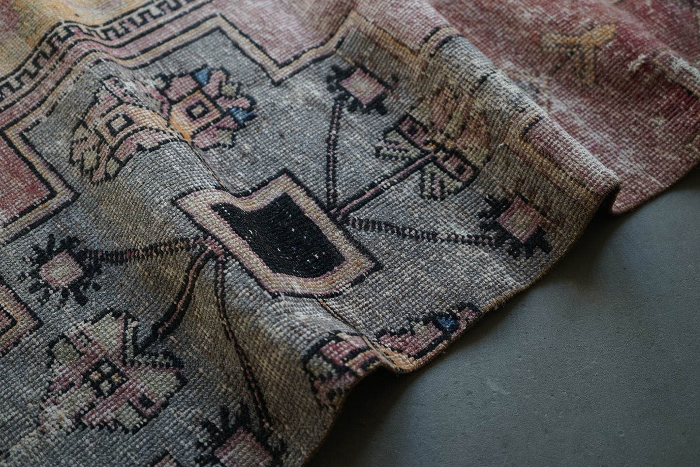 TURKEY OLD ISPARTA PINK BEIGE SMALL SIZE 1970年代 120 × 68 cm No.TR25219