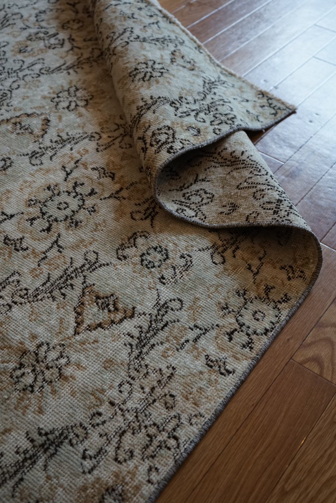 Türkiye Old Isparta Pale Blue , Gold Flower 1970年代 234 × 133 cm No.TR25516 / 国内送料無料・羊毛手織り絨毯