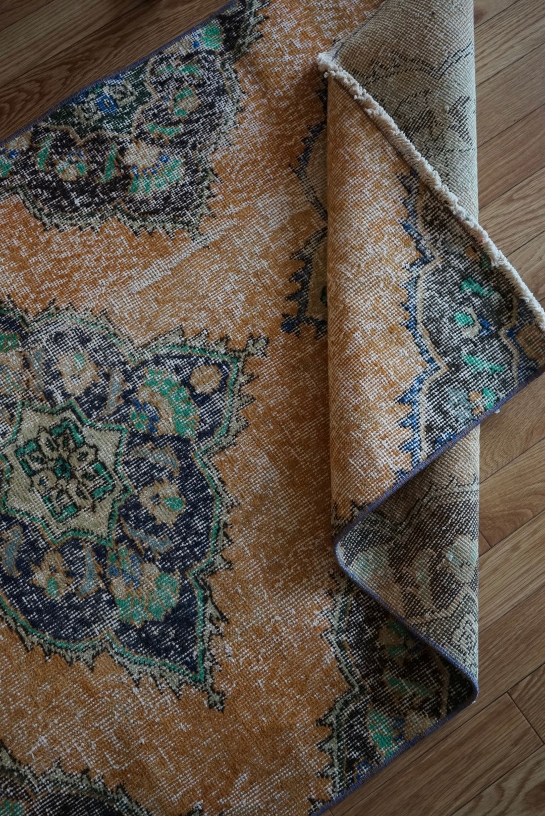 Türkiye Old Isparta Orange Flower 1970年代 186 × 97 cm No.TR25517 / 国内送料無料・羊毛手織り絨毯