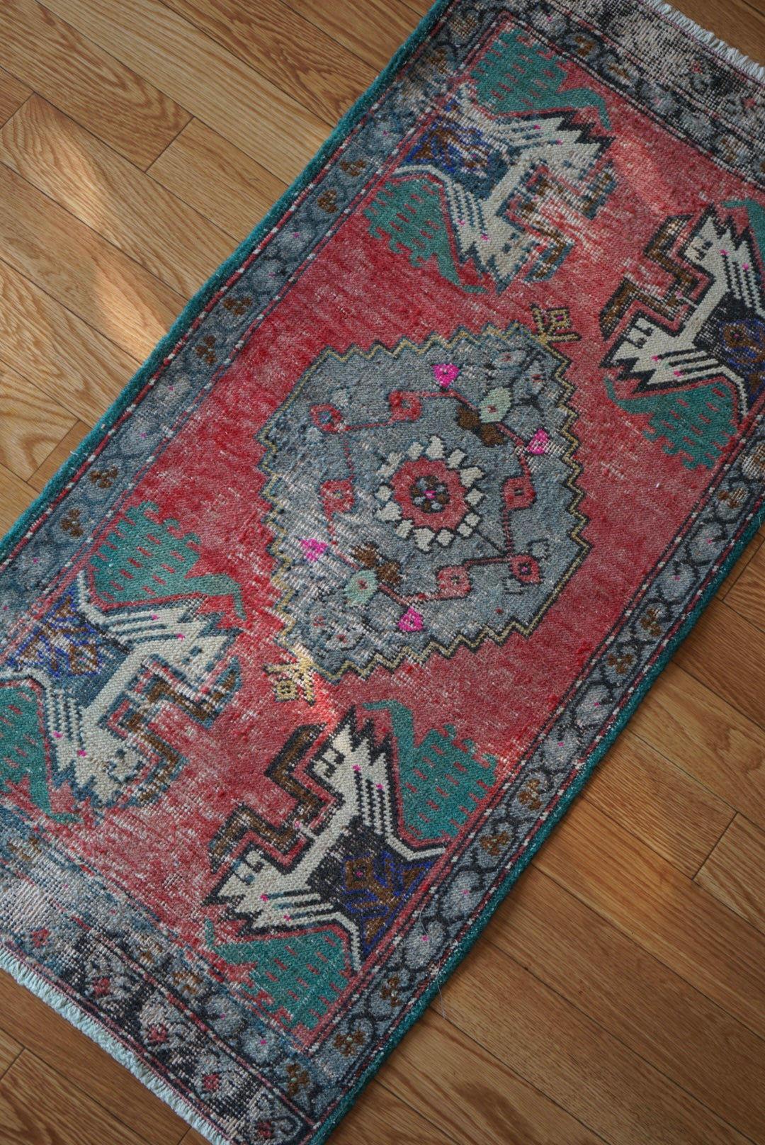 Türkiye Old Oushak Red , Green Flower 1970年代 109 × 54 cm No.TR25540 / 国内送料無料・羊毛手織り絨毯