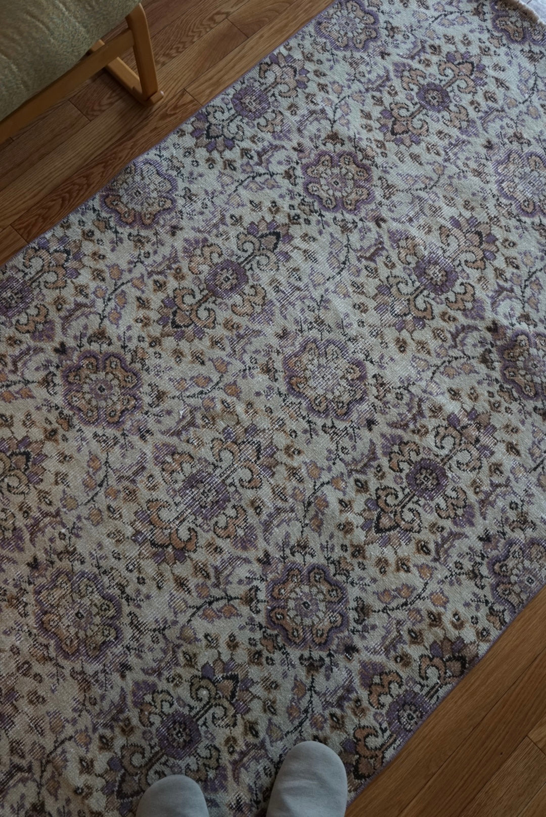 Türkiye Old Isparta Beige ,  Purple Flower 1970年代 226 × 120 cm No.TR25518 / 国内送料無料・羊毛手織り絨毯