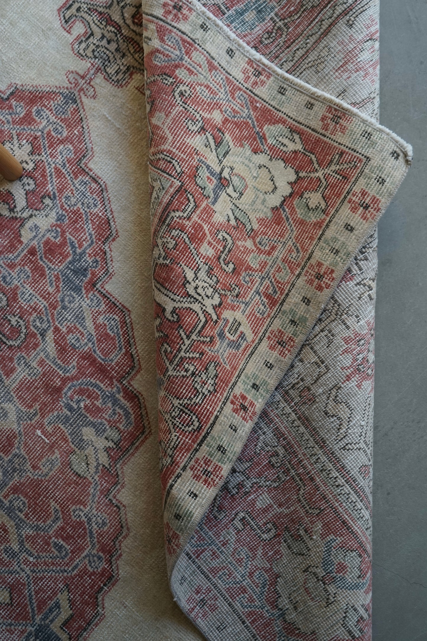 TURKEY OLD ISPARTA PINK BEIGE MEDALLION 1970年代 265 × 194 cm No.TR25213