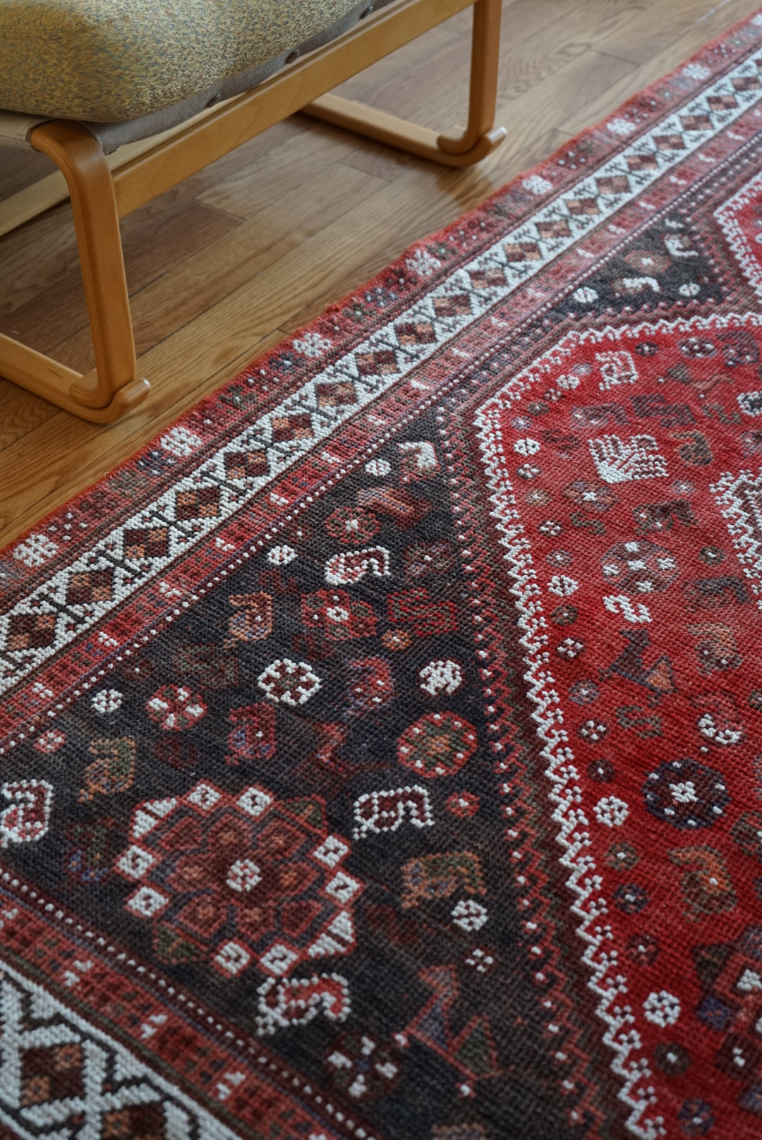 店頭販売 Türkiye Old Persia Design Red , Black 1960年代 263 × 145 cm No.TR25515 / 国内送料無料・羊毛手織り絨毯
