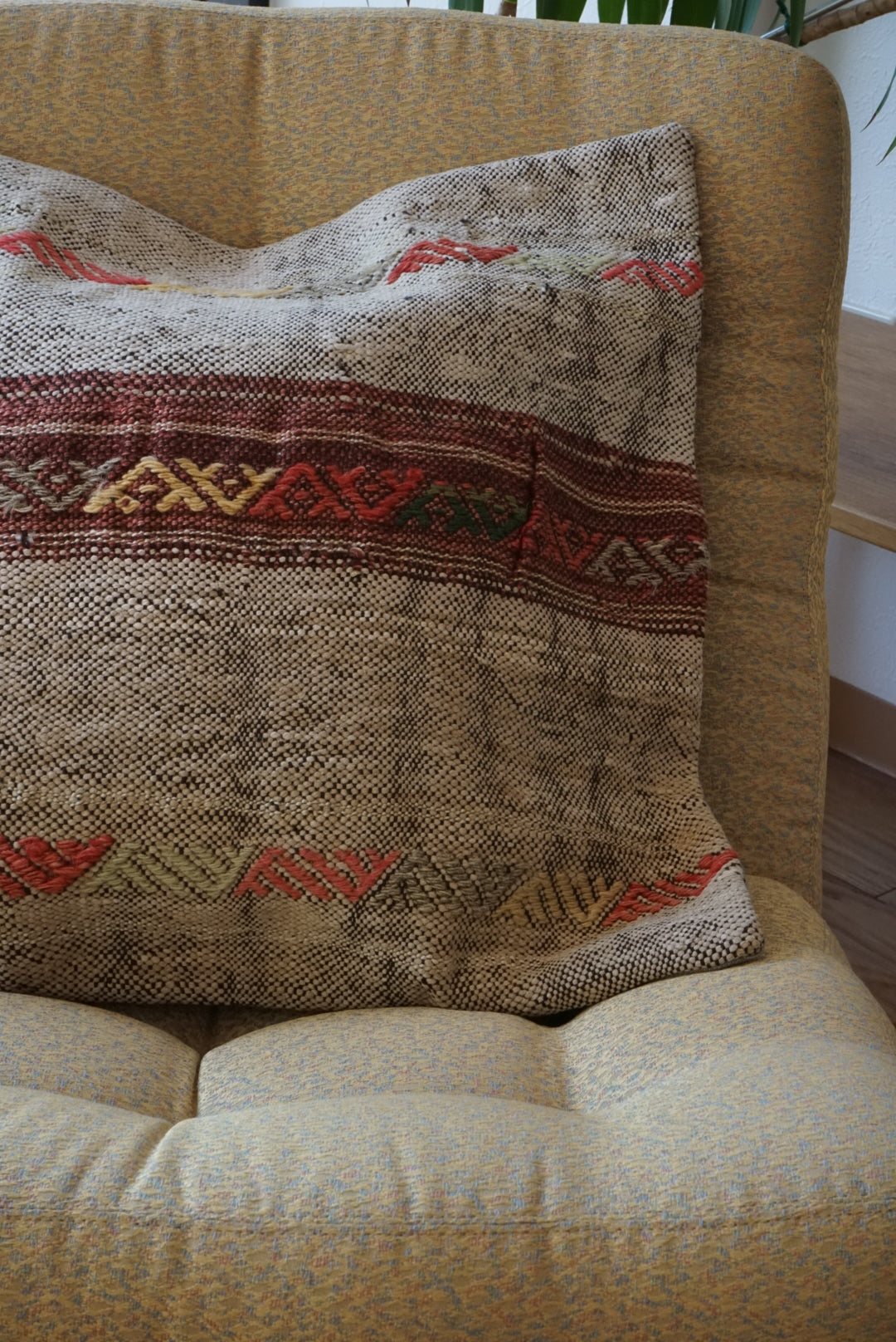 Türkiye Old Kilim Cushion Cover Milky White , Azuki , Tribal design 50 × 50 cm No.TR25458