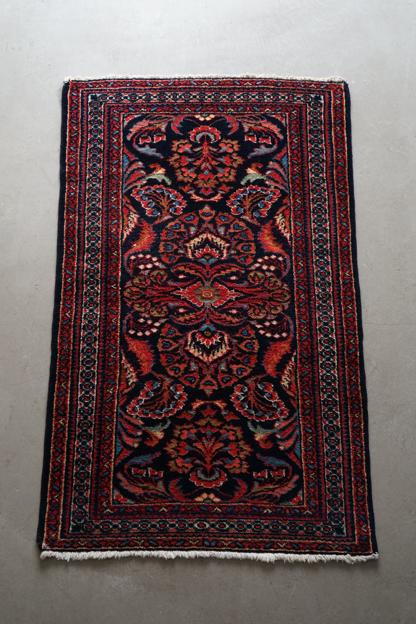 店頭販売 IRAN ANTIQUE LILIAN SAROUK MOHAJERAN FARAHAN 1820年代 118×69cm
