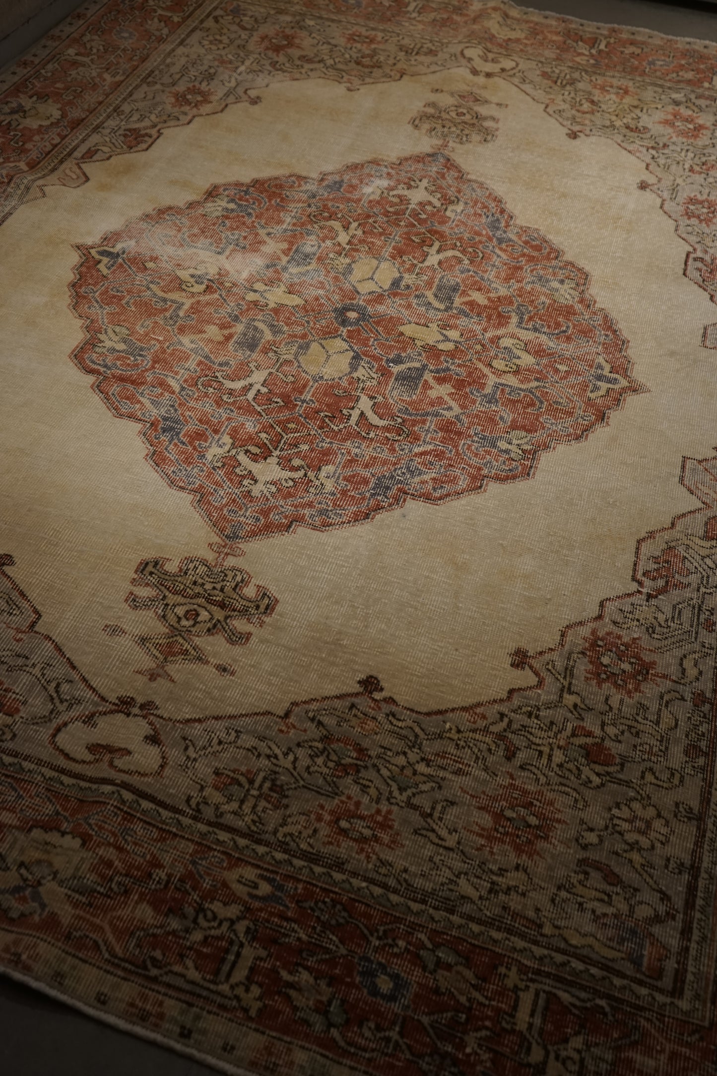 TURKEY OLD ISPARTA PINK BEIGE MEDALLION 1970年代 265 × 194 cm No.TR25213