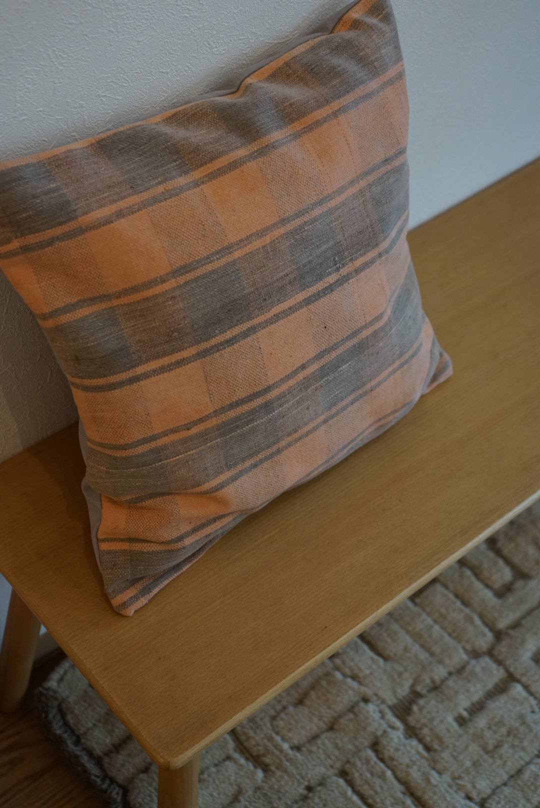 Türkiye Old Kilim Cushion Cover Pink , Glay Checker Design 45 × 45 cm No.TR25573 / 送料無料・羊毛手織りキリム