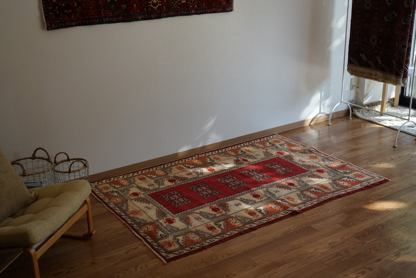 Türkiye Old Anatoria Beige , Red 1960年代 178 × 123 cm No.TR25552 / 国内送料無料・羊毛手織り絨毯