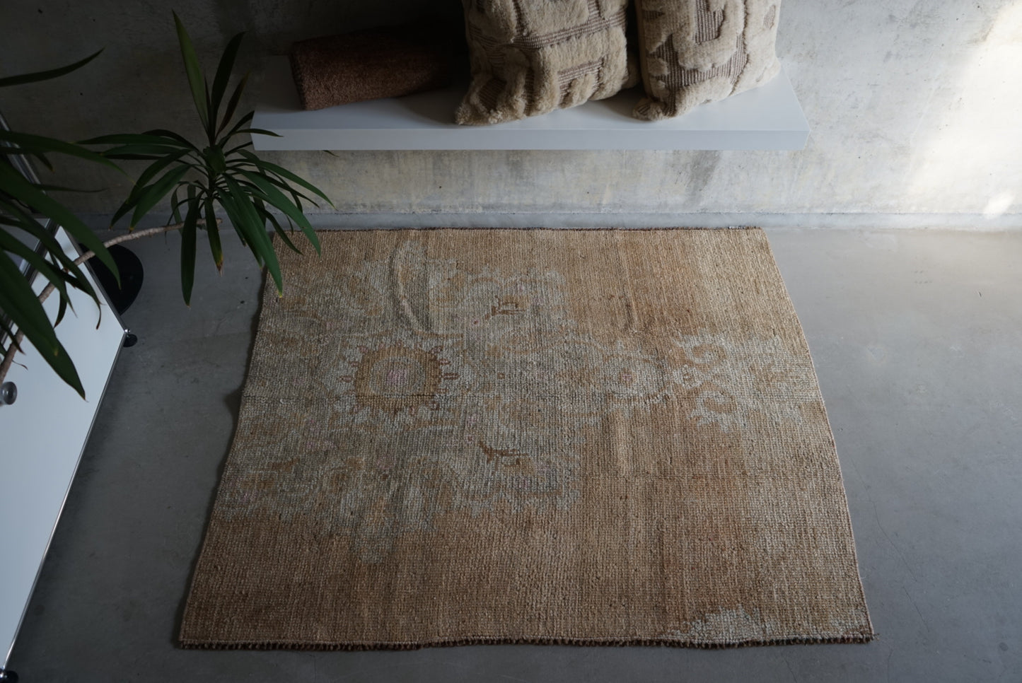 Türkiye Old Oushak Beige Medallion Flower Small size 1970年代 129 × 106 cm No.TR25238