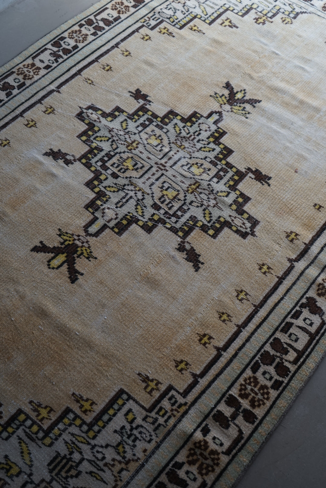 Türkiye Old Isparta Yellow Beige 1970年代 248 × 149 cm No.TR25229