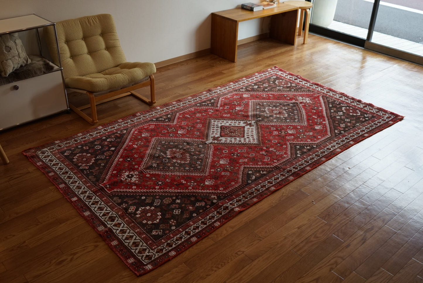 店頭販売 Türkiye Old Persia Design Red , Black 1960年代 263 × 145 cm No.TR25515 / 国内送料無料・羊毛手織り絨毯