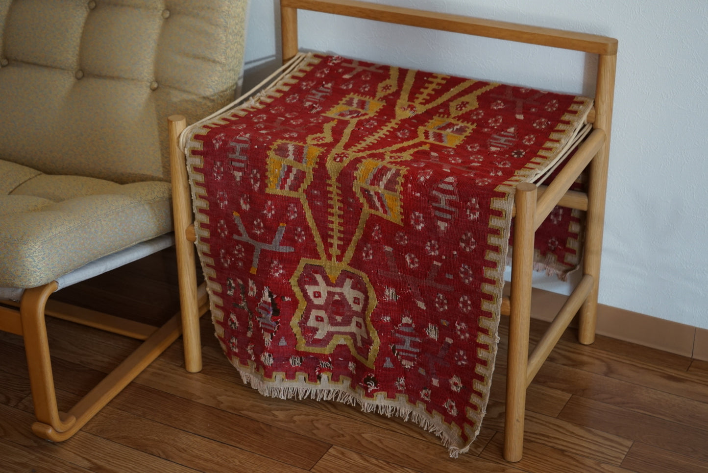 店頭販売 Tribal rug Türkiye Old Anatoria Kilim Tapestry Red , Yellow " Tree of life " 1960年代 111 × 53 cm No.TR25565 / 国内送料無料・羊毛手織りキリム