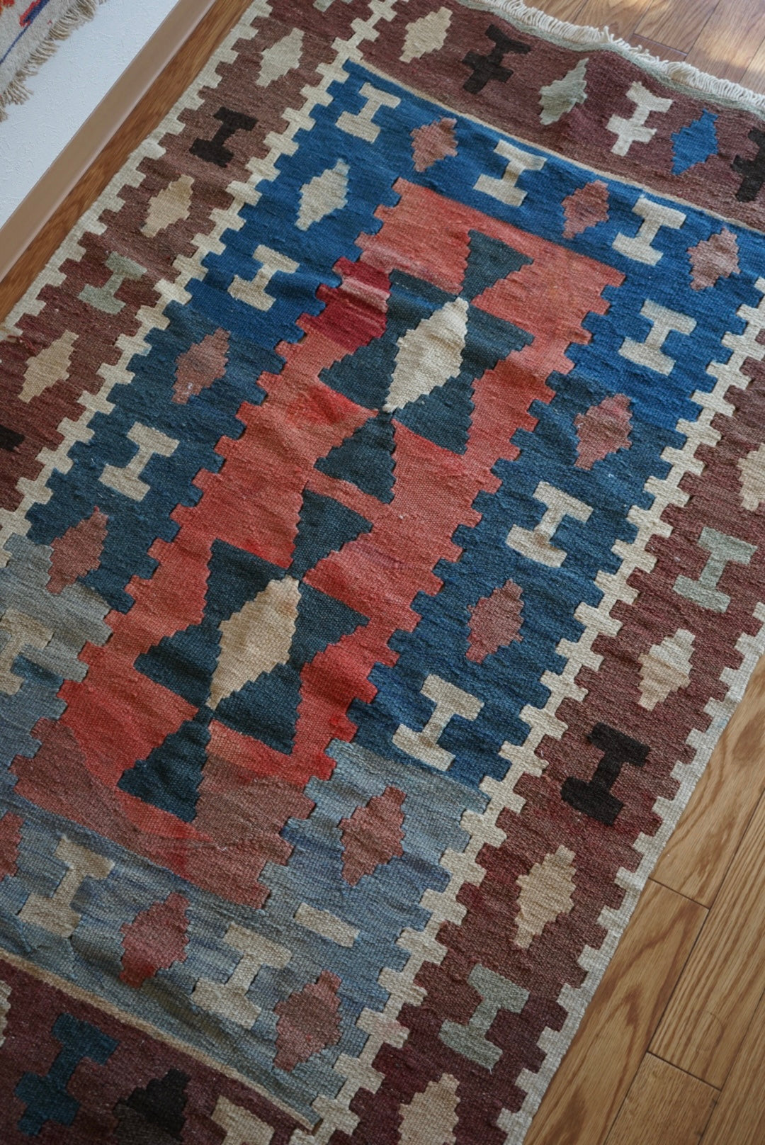 Türkiye Old Kilim Anatoria Tribal Design Blue , Brown , Red 1980年代 145 × 92.5 cm No.TR25549 / 国内送料無料・羊毛手織りキリム