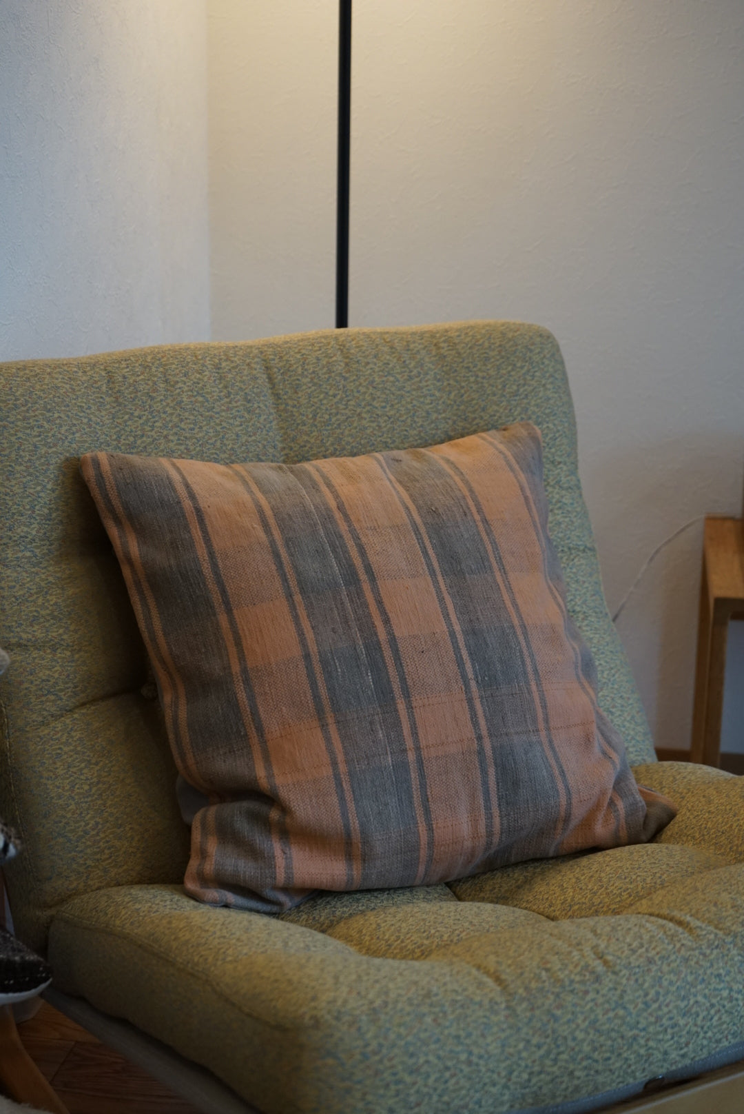 Türkiye Old Kilim Cushion Cover Pink , Glay Checker Design 45 × 45 cm No.TR25573 / 送料無料・羊毛手織りキリム