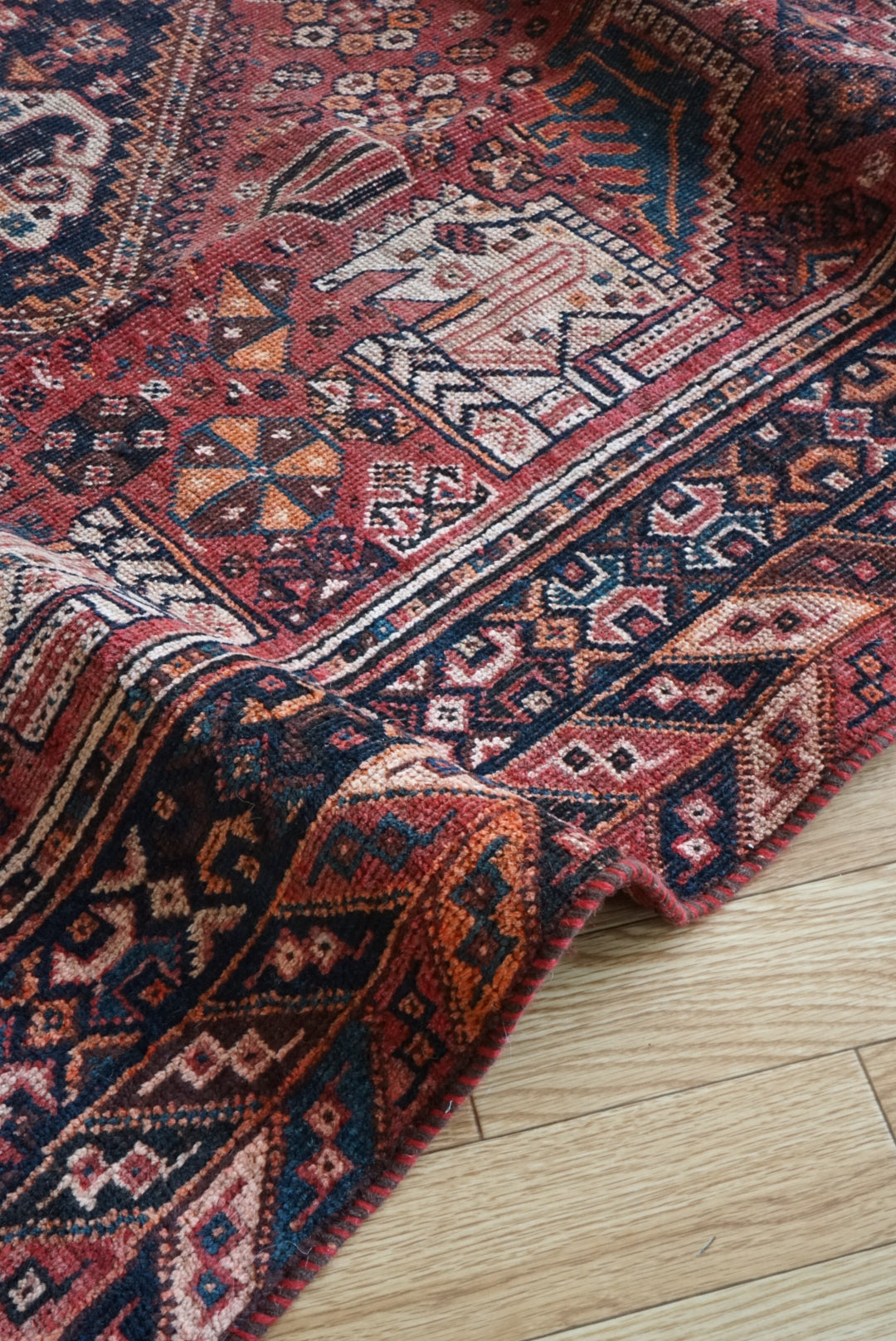 店頭販売 IRAN ANTIQUE SHIRAZ QASHQAI HEYBATLO 1880年代 235 × 148 cm / 国内送料無料・羊毛手織り絨毯