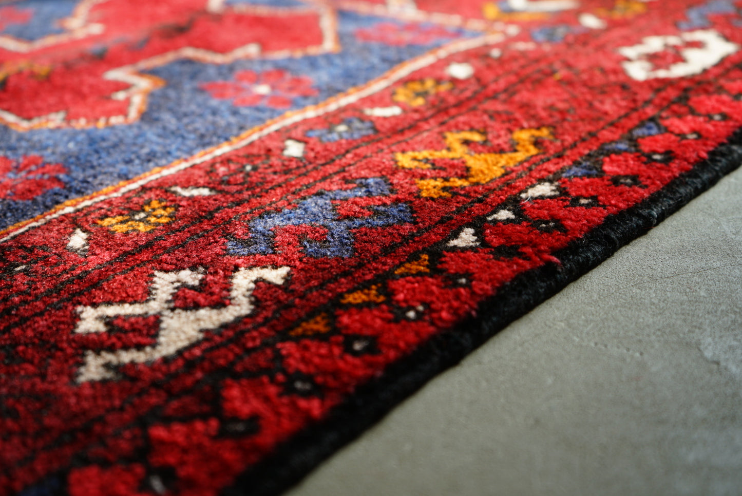 AFGHANISTAN VINTAGE TURKMEN PRAYER RUG 1980年代 124 × 76 cm