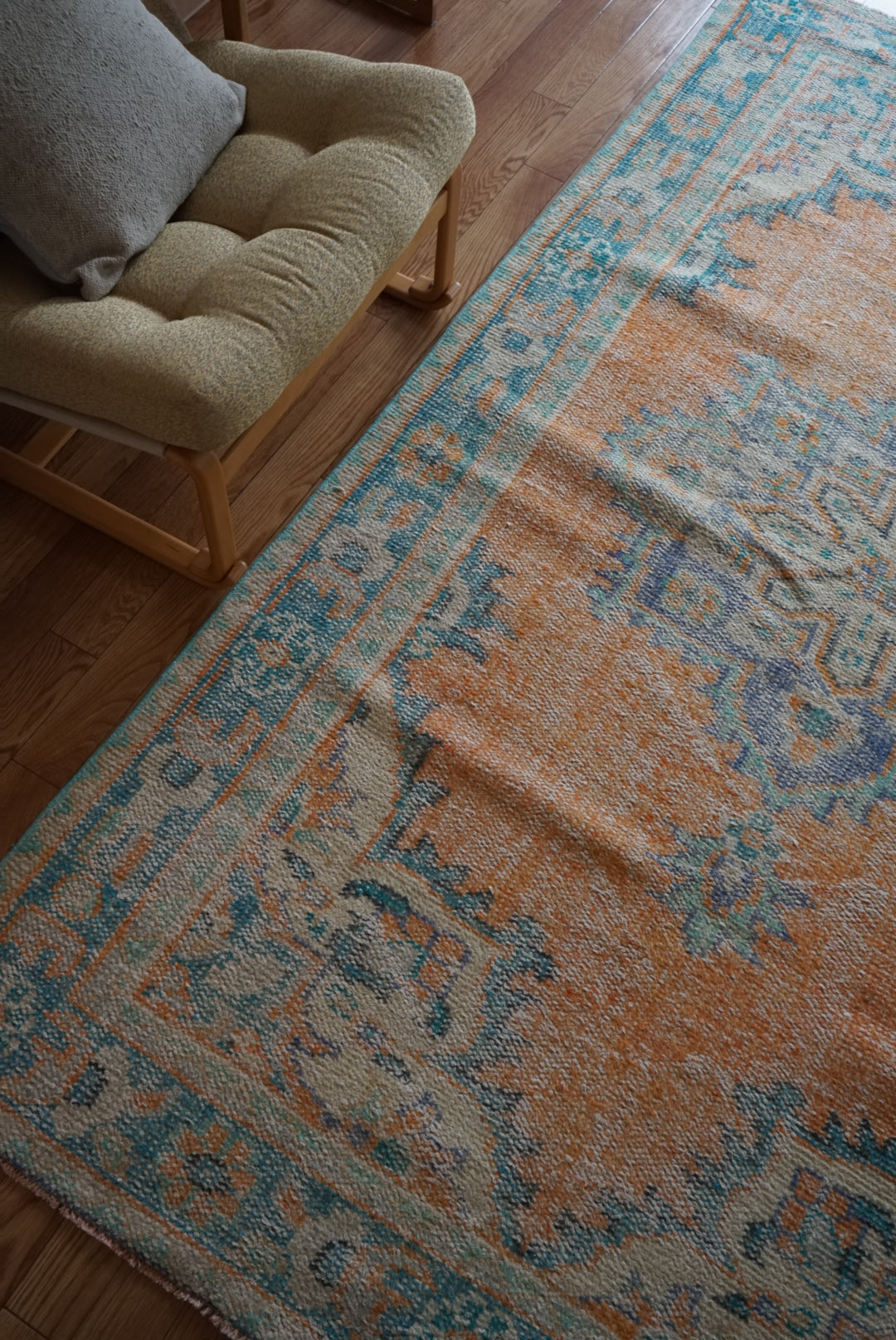 Türkiye Old Isparta Beige , Orange , Blue , Green Flower Medallion 1970年代 232 × 132 cm No.TR25510 / 国内送料無料・羊毛手織り絨毯