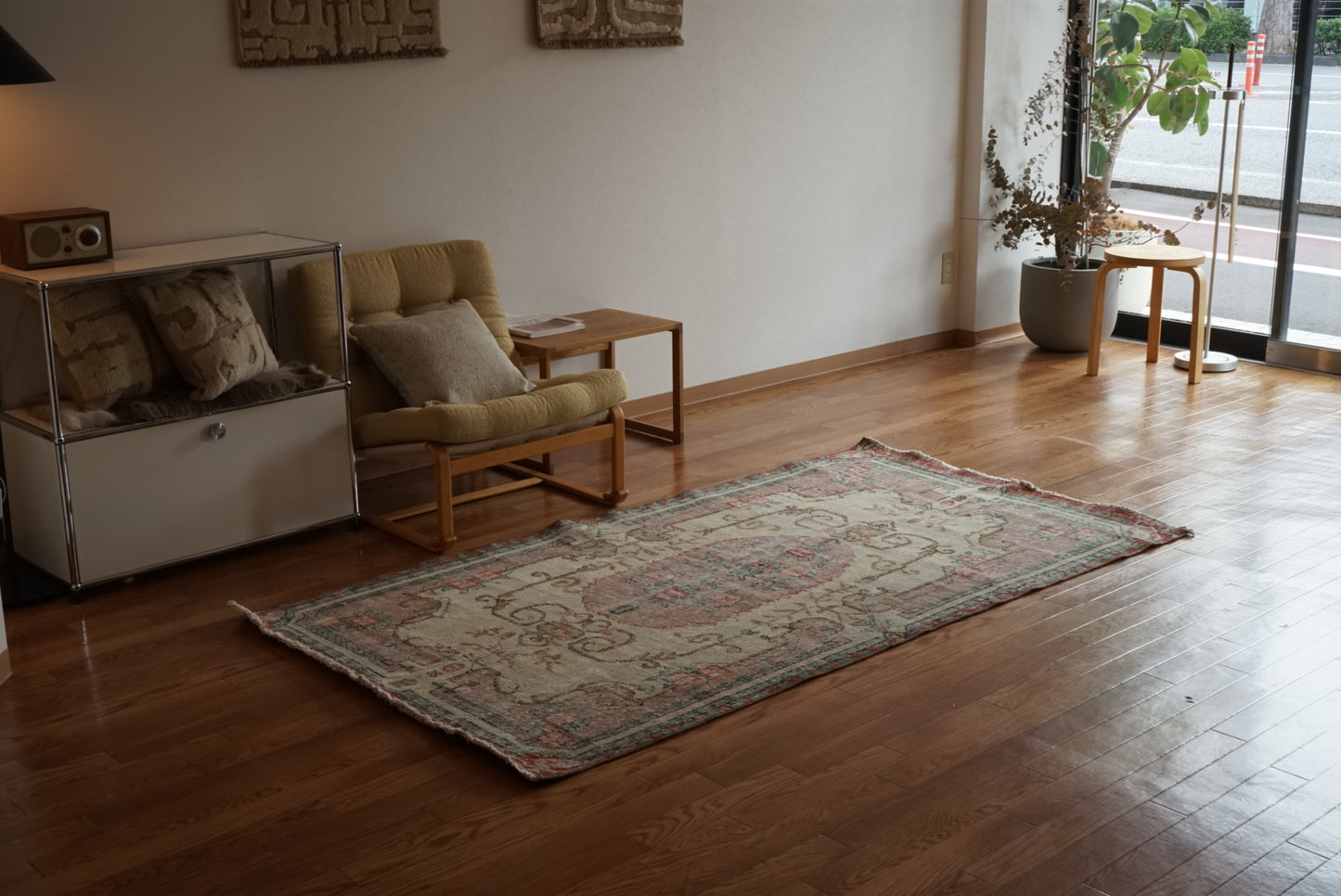 Türkiye Old Isparta Beige , Pink , Green Flower Garden 1970年代 208 × 113 cm No.TR25509 / 国内送料無料・羊毛手織り絨毯
