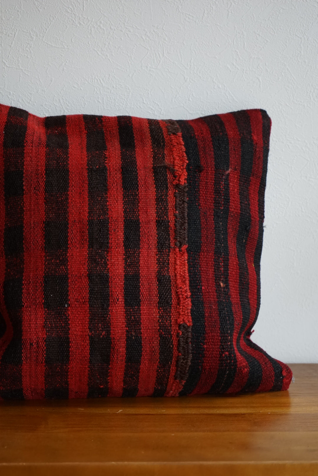 Türkiye Old Kilim Cushion Cover Red , Black Checker Design 50 × 50 cm No.TR25524 / 国内送料無料・羊毛手織りキリム