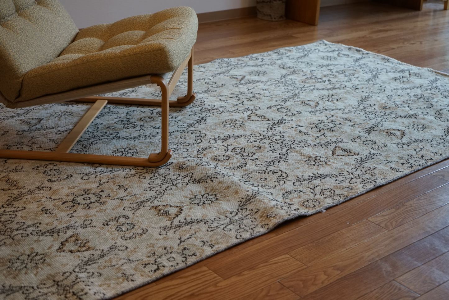Türkiye Old Isparta Pale Blue , Gold Flower 1970年代 234 × 133 cm No.TR25516 / 国内送料無料・羊毛手織り絨毯
