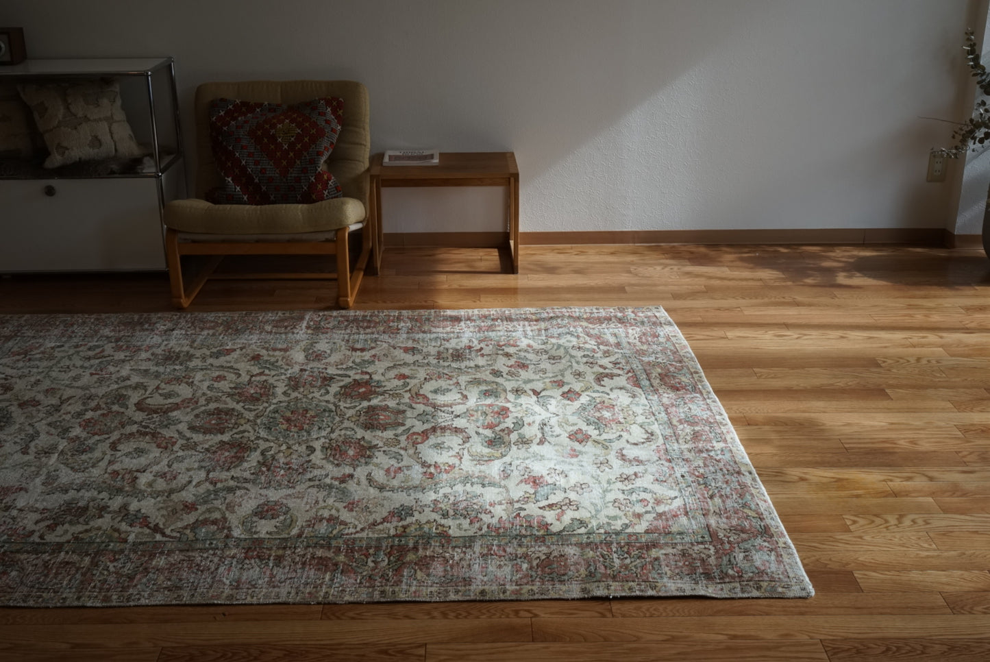 Türkiye Old Isparta Medallion Beige , Green , Rose Red 1960年代 231 × 165 cm No.TR25477 / 国内送料無料・羊毛手織り絨毯