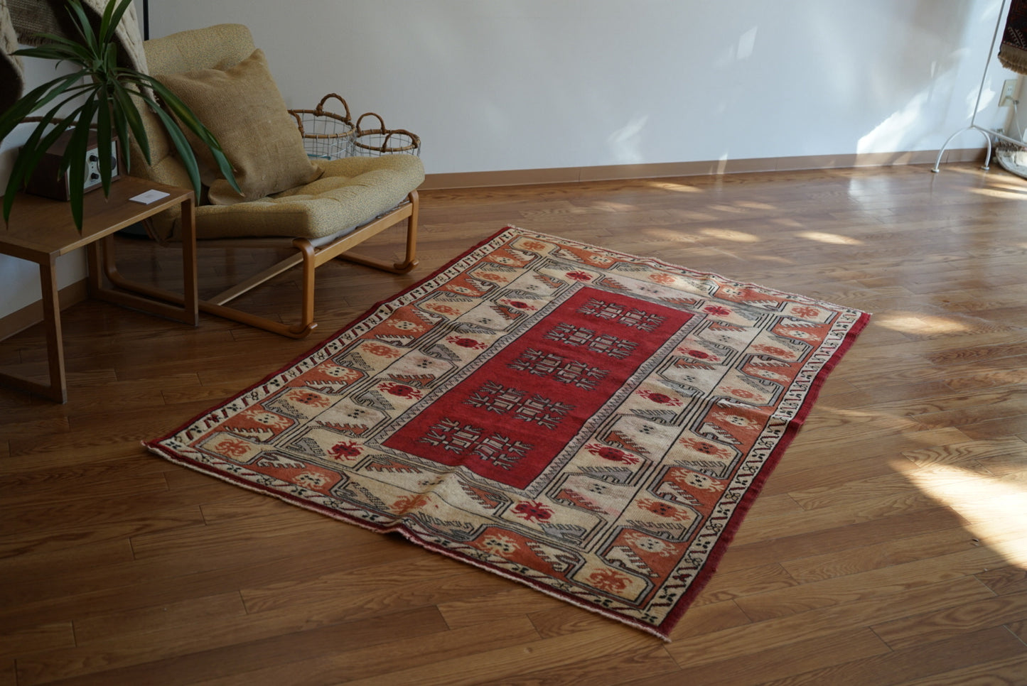 Türkiye Old Anatoria Beige , Red 1960年代 178 × 123 cm No.TR25552 / 国内送料無料・羊毛手織り絨毯