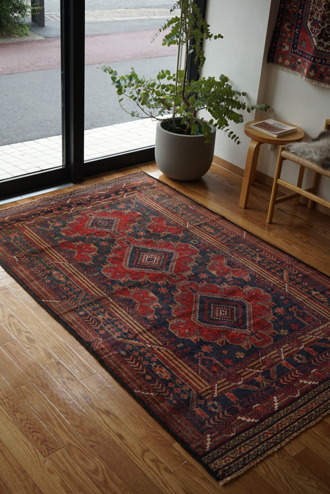 Afghanistan Vintage Baluch Navy Tribal Design 1980年代 208 × 130 cm No.AF2525