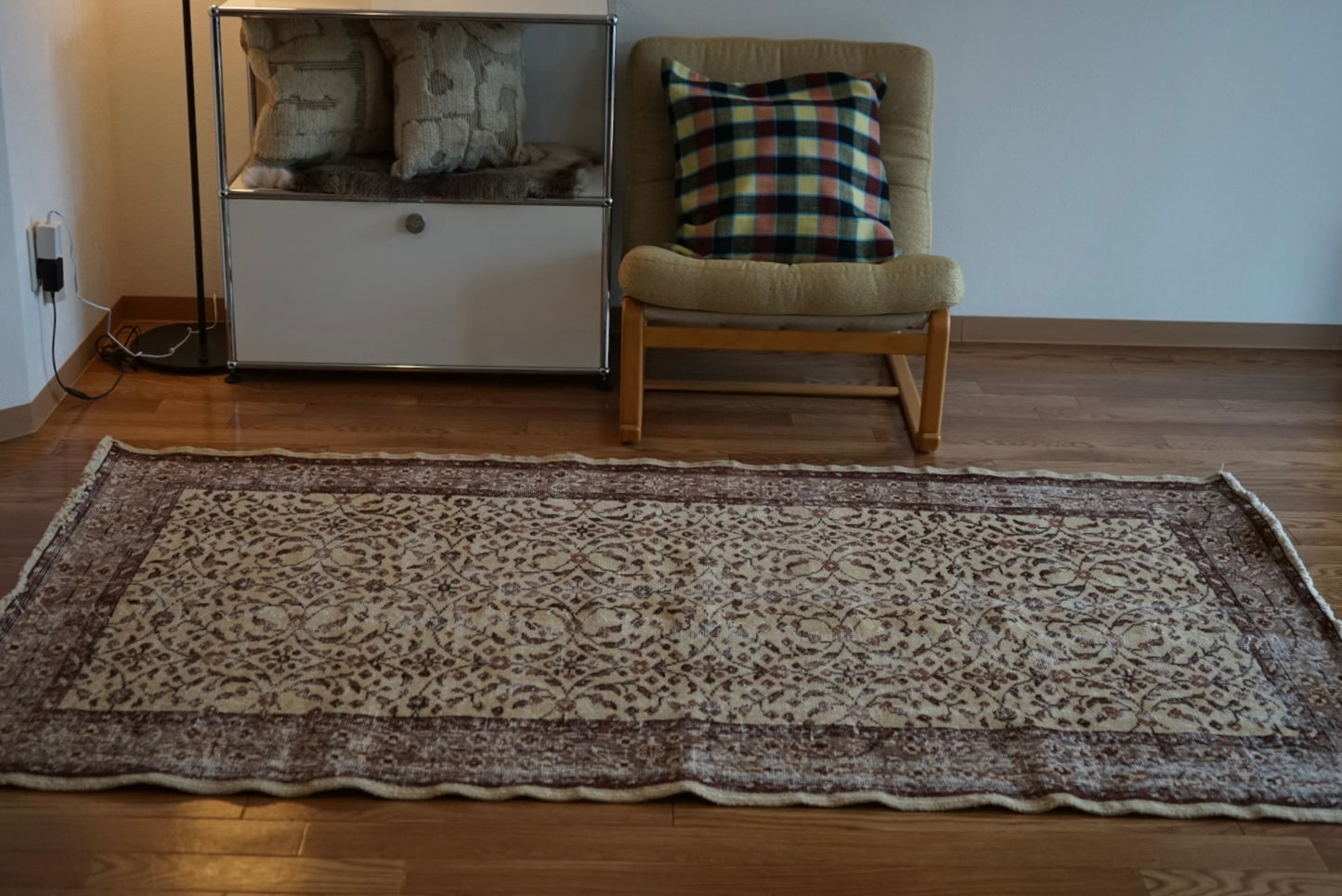 Türkiye Old Isparta Beige ,  Azuki Color Flower 1970年代 198.5 × 117 cm No.TR25519 / 国内送料無料・羊毛手織り絨毯