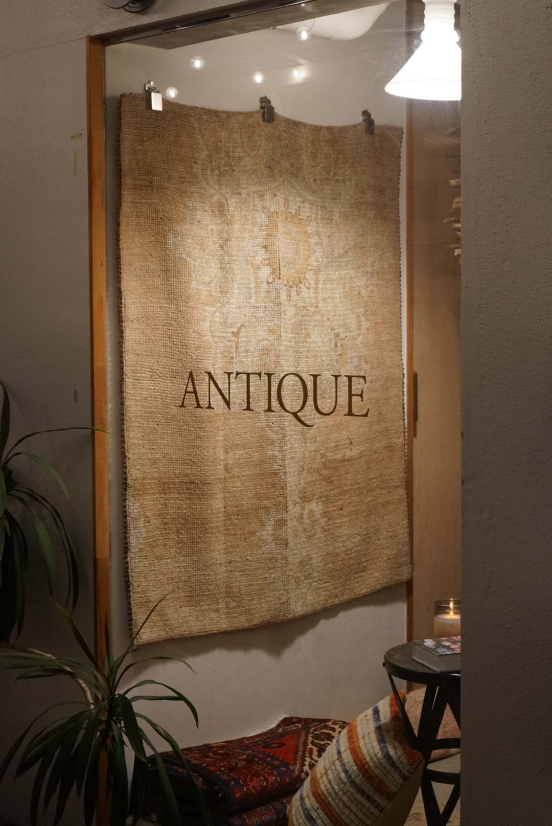 Türkiye Old Oushak Beige Medallion Flower Small size 1970年代 129 × 106 cm No.TR25238