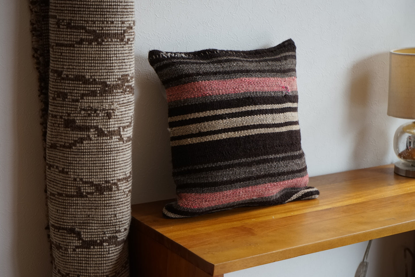 Türkiye Old Kilim Cushion Cover Pink , Black , Glay Mix Color Border Design 50 × 50 cm No.TR25526 / 国内送料無料・羊毛手織りキリム