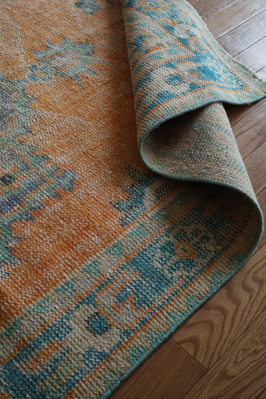 Türkiye Old Isparta Beige , Orange , Blue , Green Flower Medallion 1970年代 232 × 132 cm No.TR25510 / 国内送料無料・羊毛手織り絨毯
