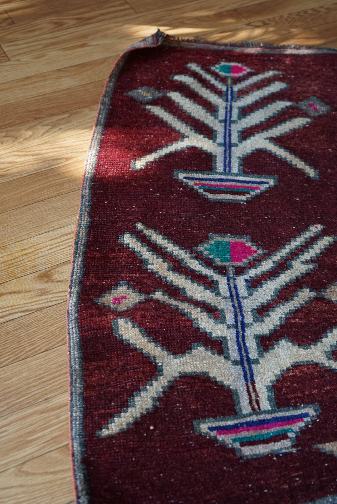 Türkiye Old Oushak Wine Red Flower 1970年代 111 × 49 cm No.TR25538 / 国内送料無料・羊毛手織り絨毯