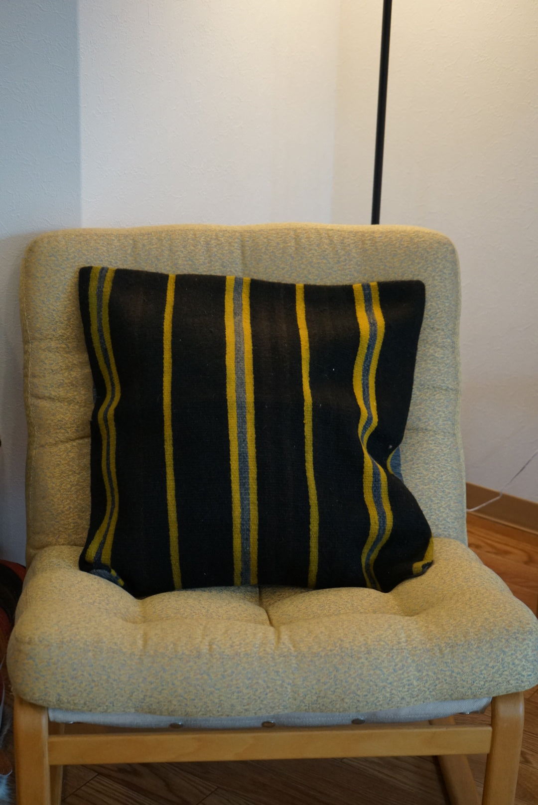 Türkiye Old Kilim Cushion Cover Black , Yellow , Blue Stripe Design 50 × 50 cm No.TR25567 / 送料無料・羊毛手織りキリム