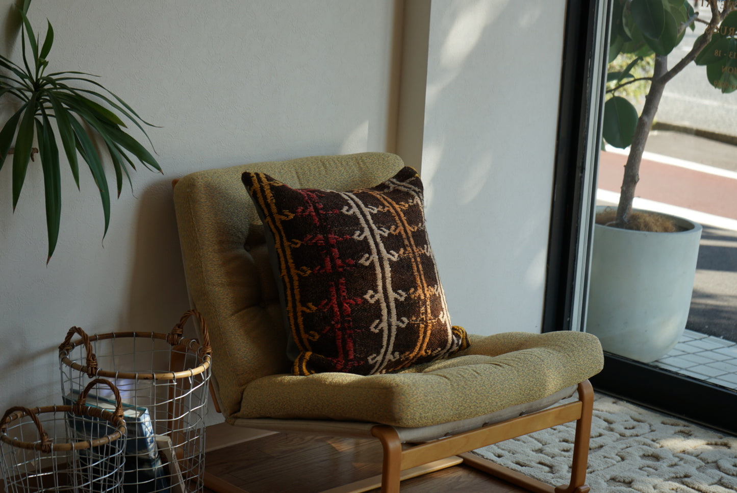 Türkiye Old Kilim Cushion Cover Brown Tribal Design 50 × 50 cm No.TR25555 / 送料無料・羊毛手織りキリム