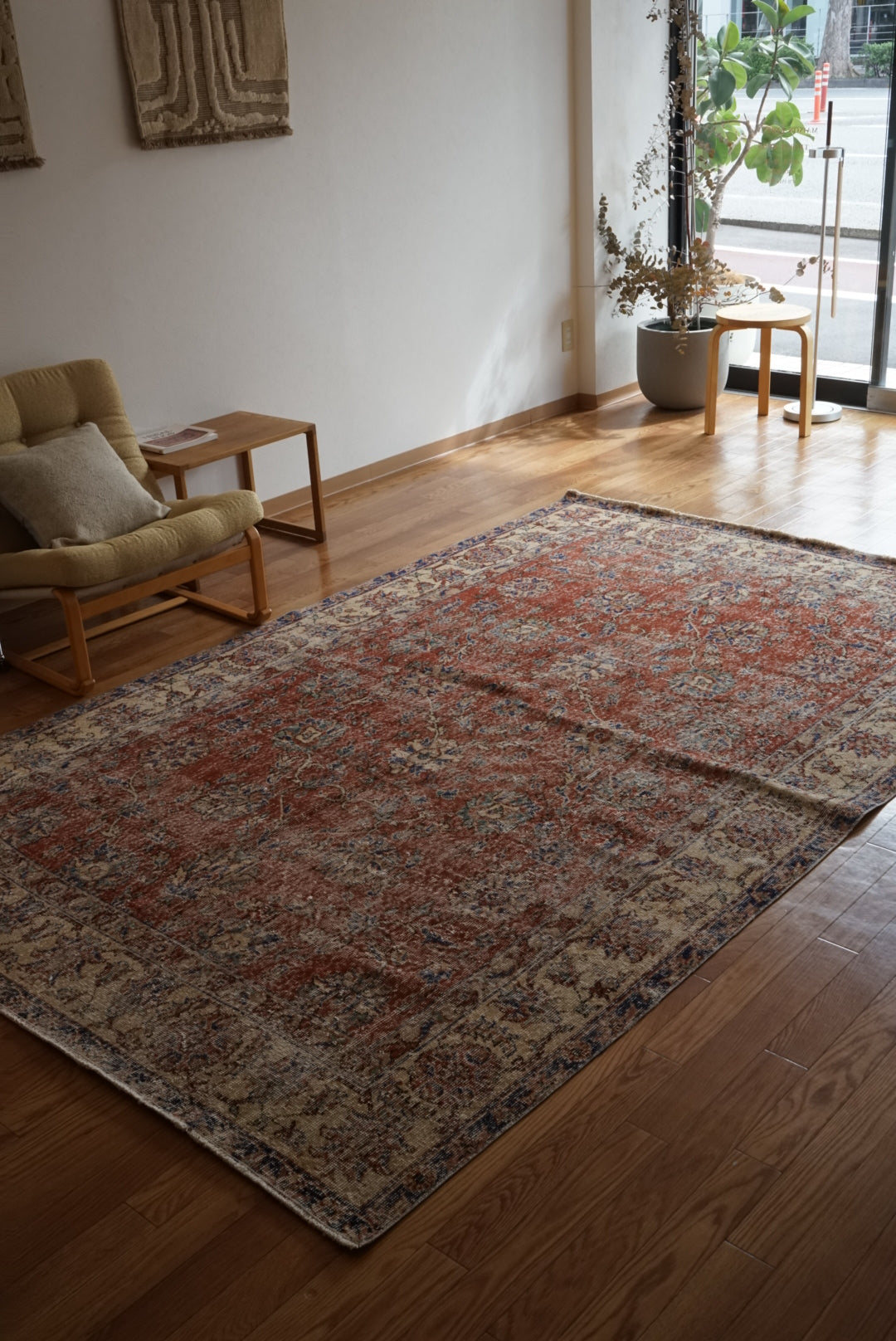 Türkiye Old Isparta Red , Blue Flower Medallion 1970年代 272.5 × 176.5 cm No.TR25508 / 国内送料無料・羊毛手織り絨毯