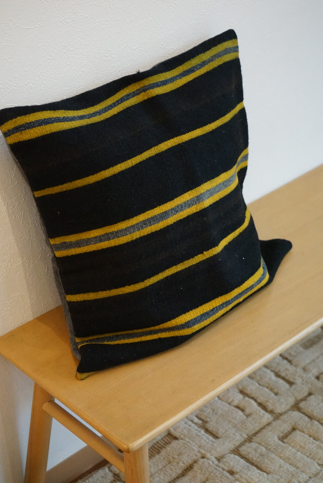 Türkiye Old Kilim Cushion Cover Black , Yellow , Blue Stripe Design 50 × 50 cm No.TR25567 / 送料無料・羊毛手織りキリム