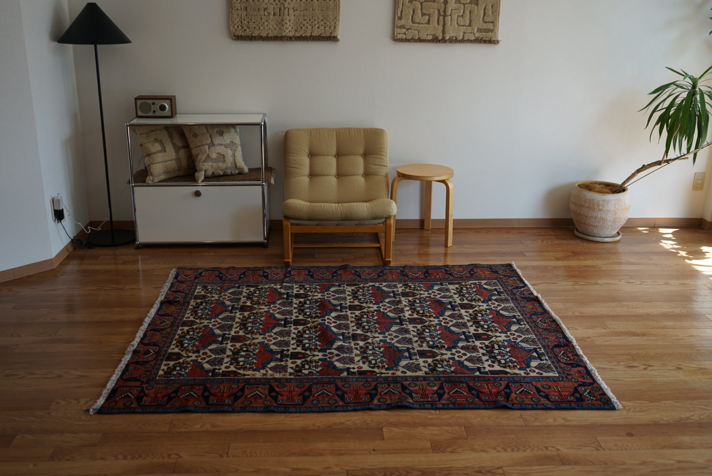 店頭販売 IRAN ANTIQUE BAKHTIARI GAVAN BUSHES
1870年代 185.5 × 146 cm