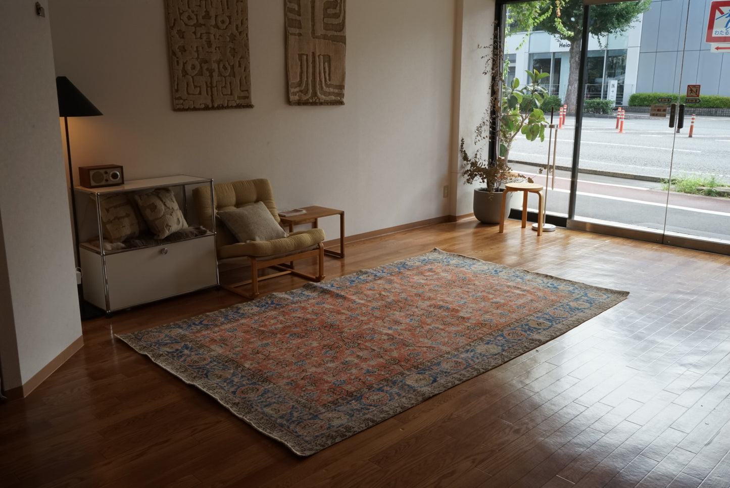 Türkiye Old Isparta Scarlet , Blue 1970年代 271.5 × 164 cm No.TR25507 / 国内送料無料・羊毛手織り絨毯