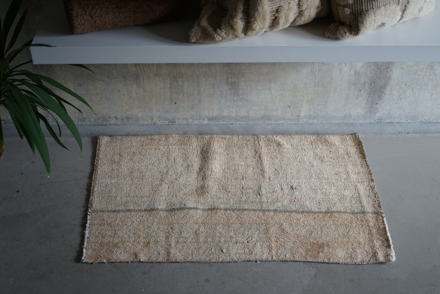 Türkiye Old Oushak Beige Blue Small size 1970年代 85 × 53 cm No.TR25246