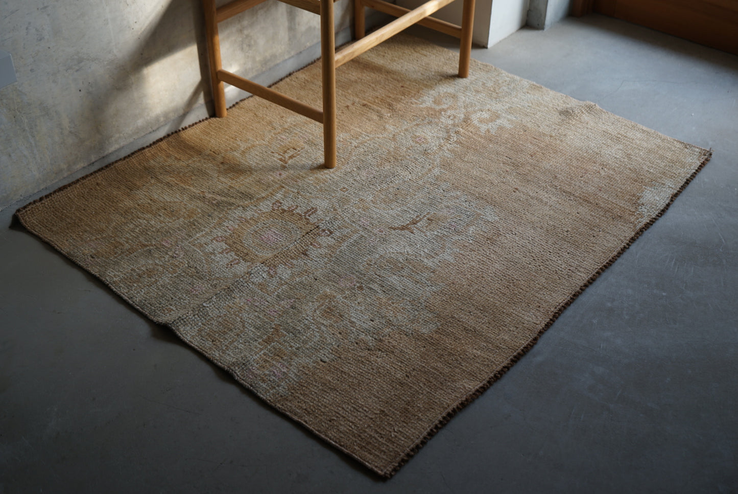 Türkiye Old Oushak Beige Medallion Flower Small size 1970年代 129 × 106 cm No.TR25238