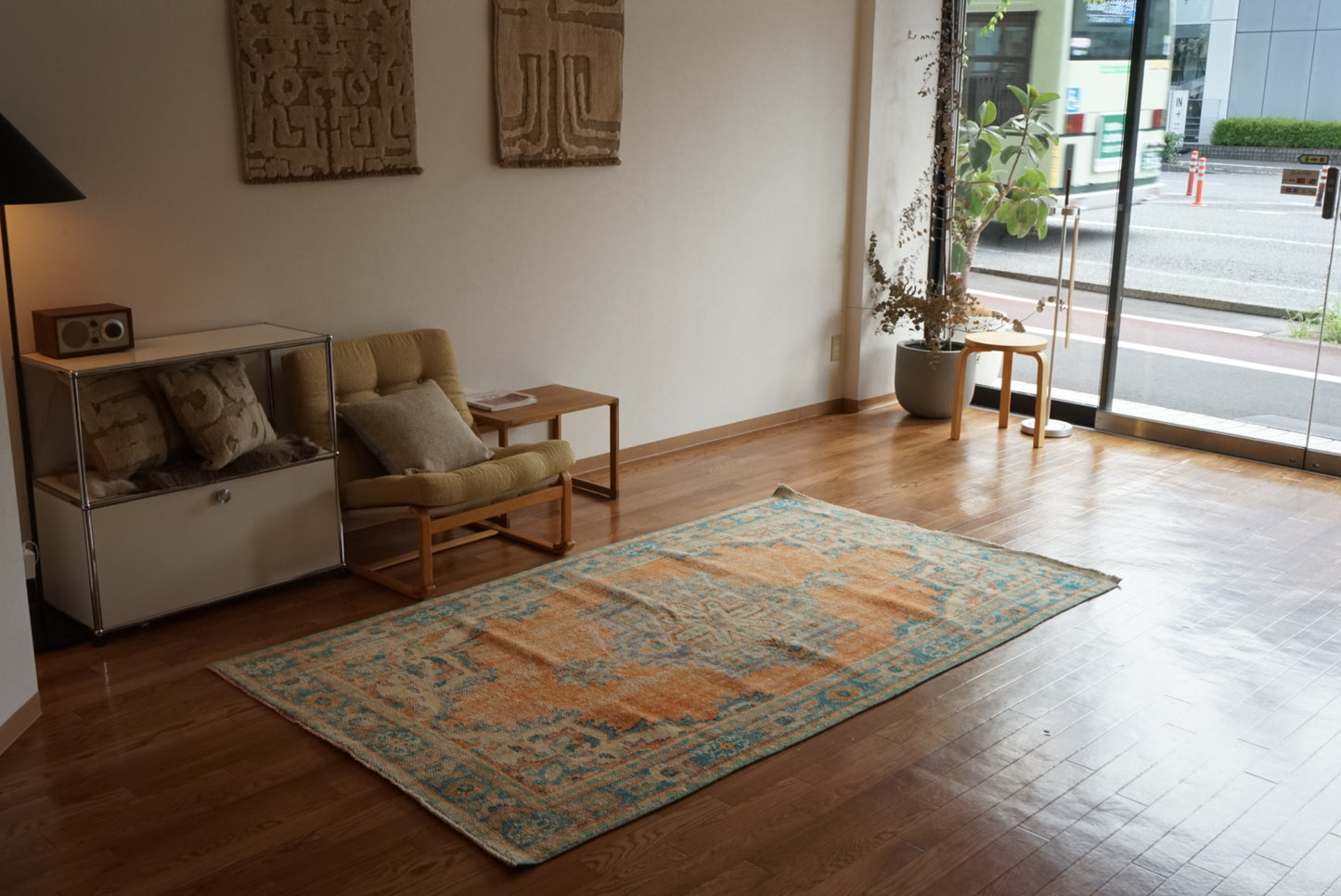 Türkiye Old Isparta Beige , Orange , Blue , Green Flower Medallion 1970年代 232 × 132 cm No.TR25510 / 国内送料無料・羊毛手織り絨毯