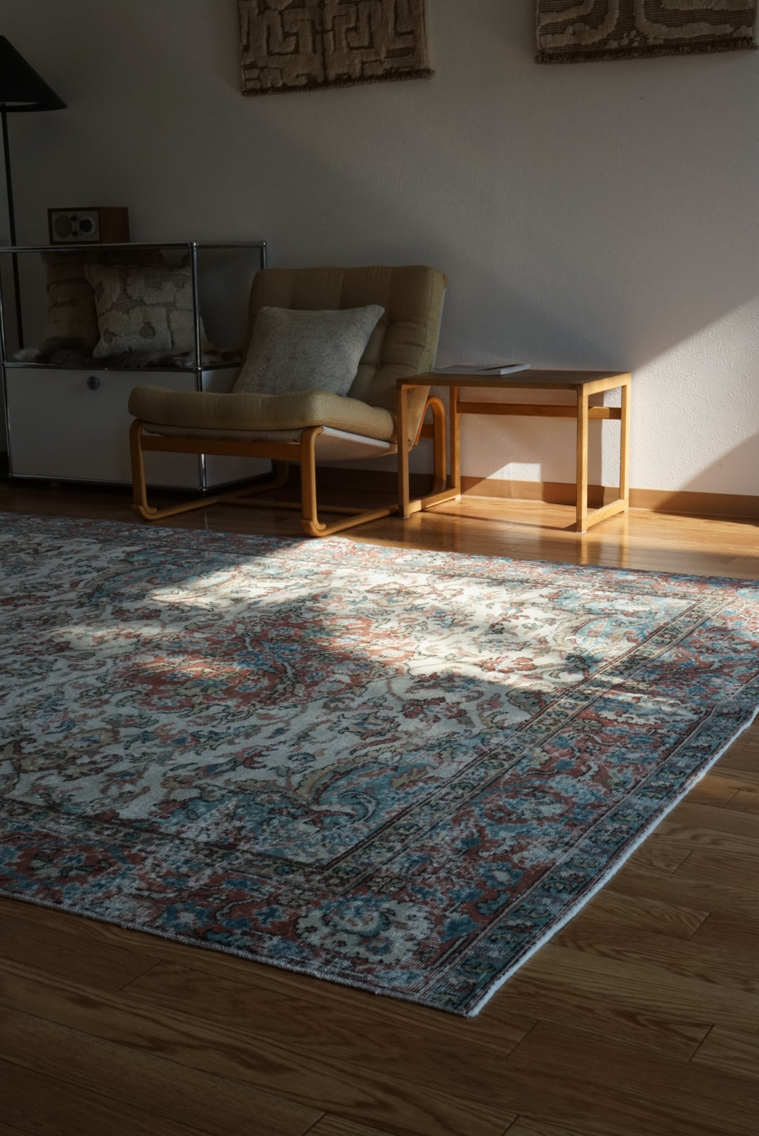 Türkiye Old Isparta Beige , Bric Red , Saxe Blue Flower 1970年代 286 × 189 cm No.TR25506 / 国内送料無料・羊毛手織り絨毯