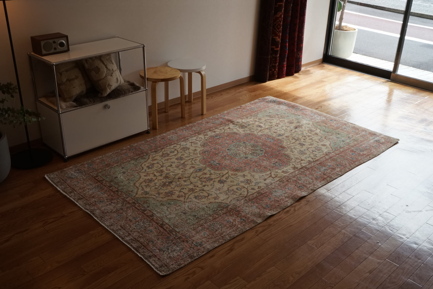 Türkiye Old Isparta Beige , Red , Green Medallion 1960年代 244 × 142 cm No.TR25455