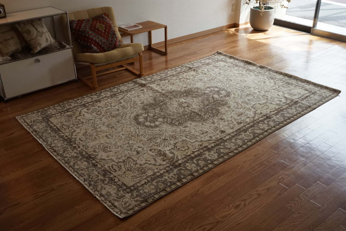 Türkiye Old Isparta Medallion Beige , Glay 1960年代 260.5 × 164 cm No.TR25492 / 国内送料無料
