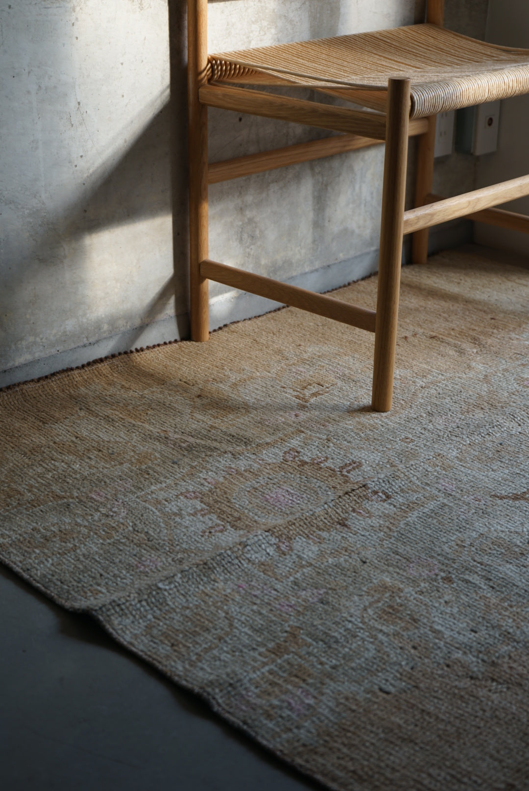 Türkiye Old Oushak Beige Medallion Flower Small size 1970年代 129 × 106 cm No.TR25238