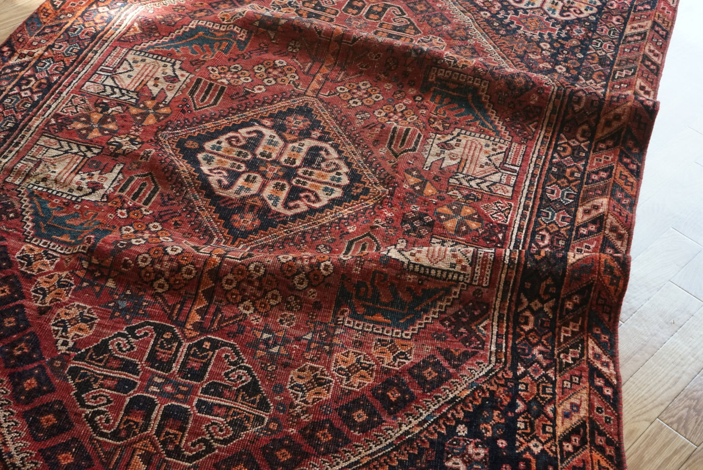 店頭販売 IRAN ANTIQUE SHIRAZ QASHQAI HEYBATLO 1880年代 235 × 148 cm / 国内送料無料・羊毛手織り絨毯