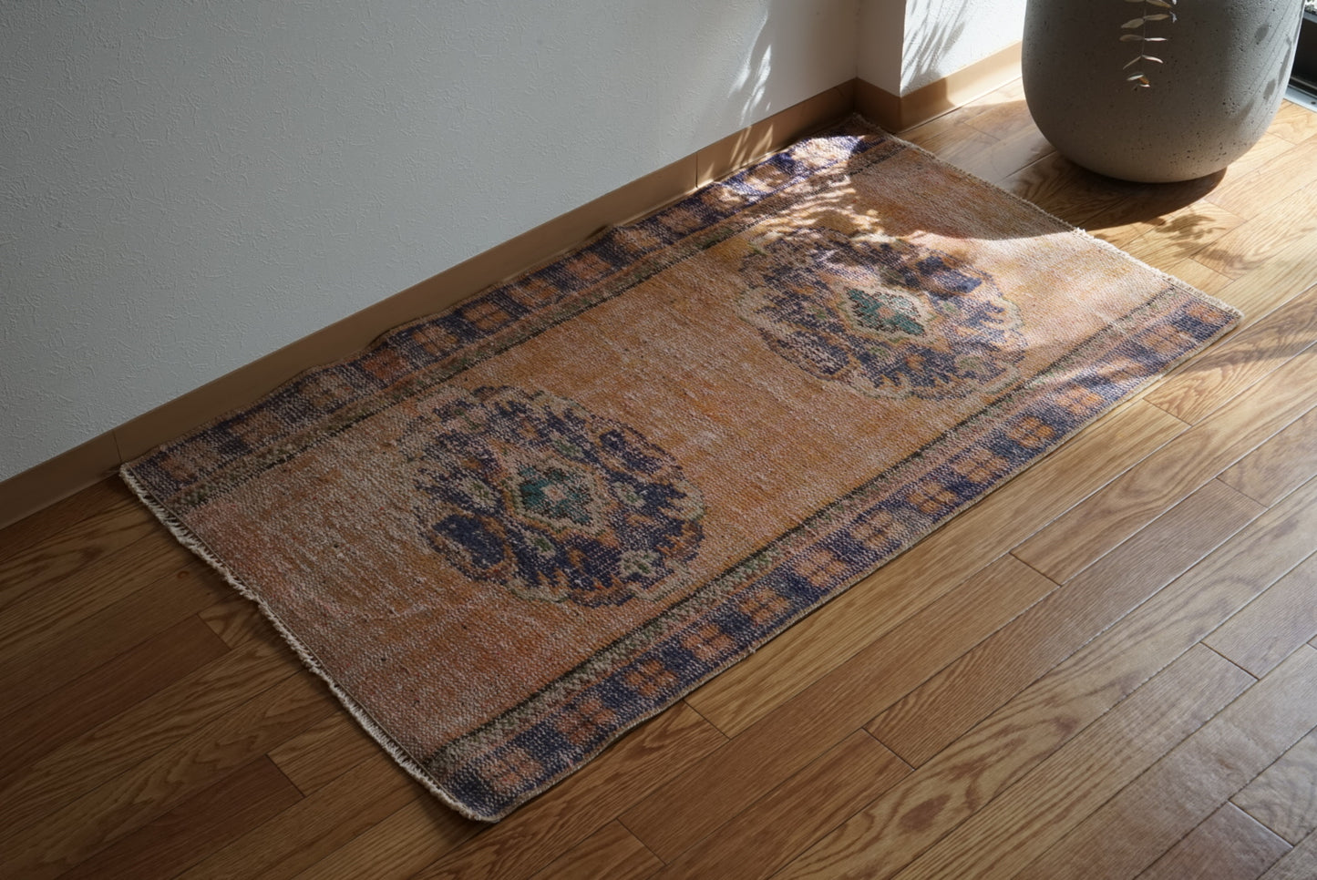 Türkiye Old Oushak Pink , Navy 1970年代 120.5 × 72 cm No.TR25498 / 国内送料無料