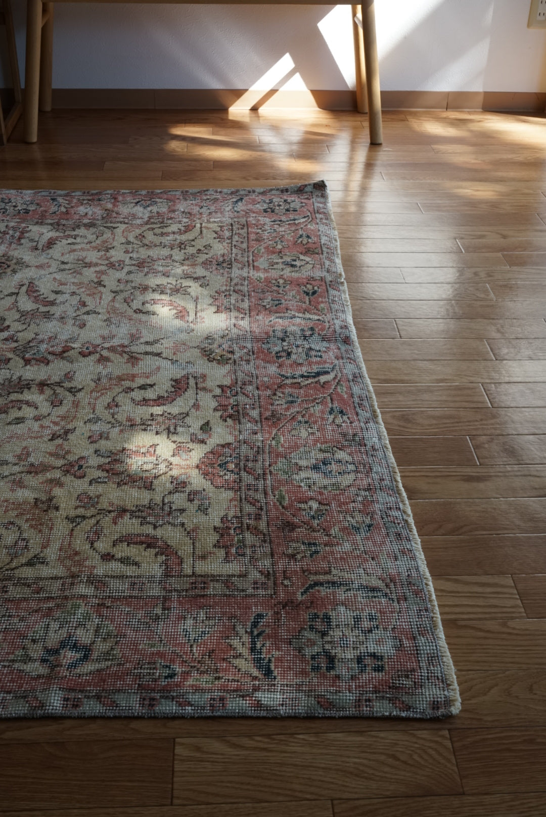 Türkiye Old Isparta Floral Pink , Beige 1970年代 250 × 154 cm No.TR25496 / 国内送料無料・羊毛手織り絨毯