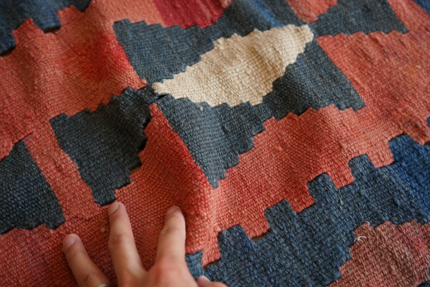 Türkiye Old Kilim Anatoria Tribal Design Blue , Brown , Red 1980年代 145 × 92.5 cm No.TR25549 / 国内送料無料・羊毛手織りキリム